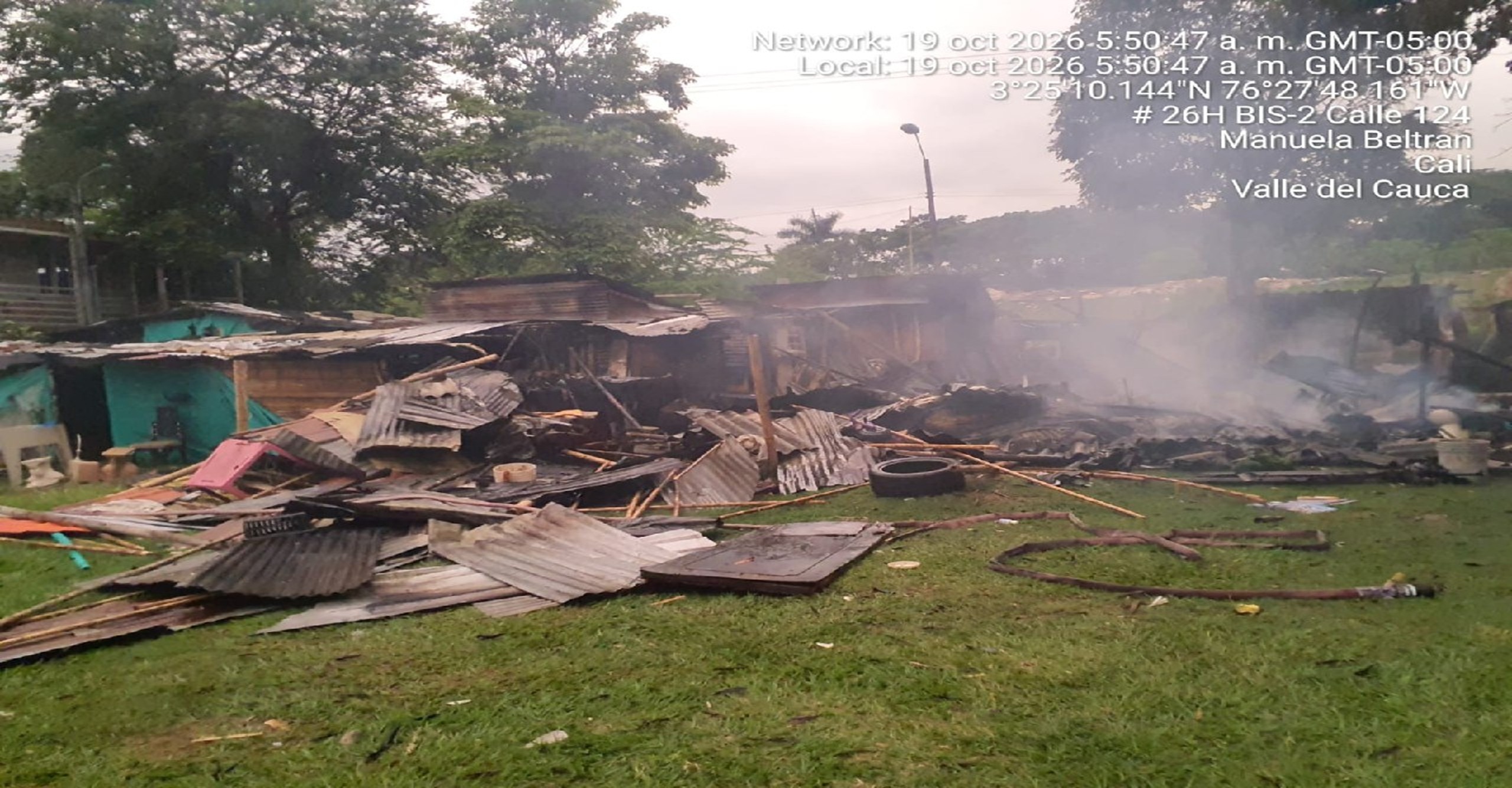 Bomberos de Cali controlaron incendio estructural que afectó 13 viviendas en el sector Comando Jarillón