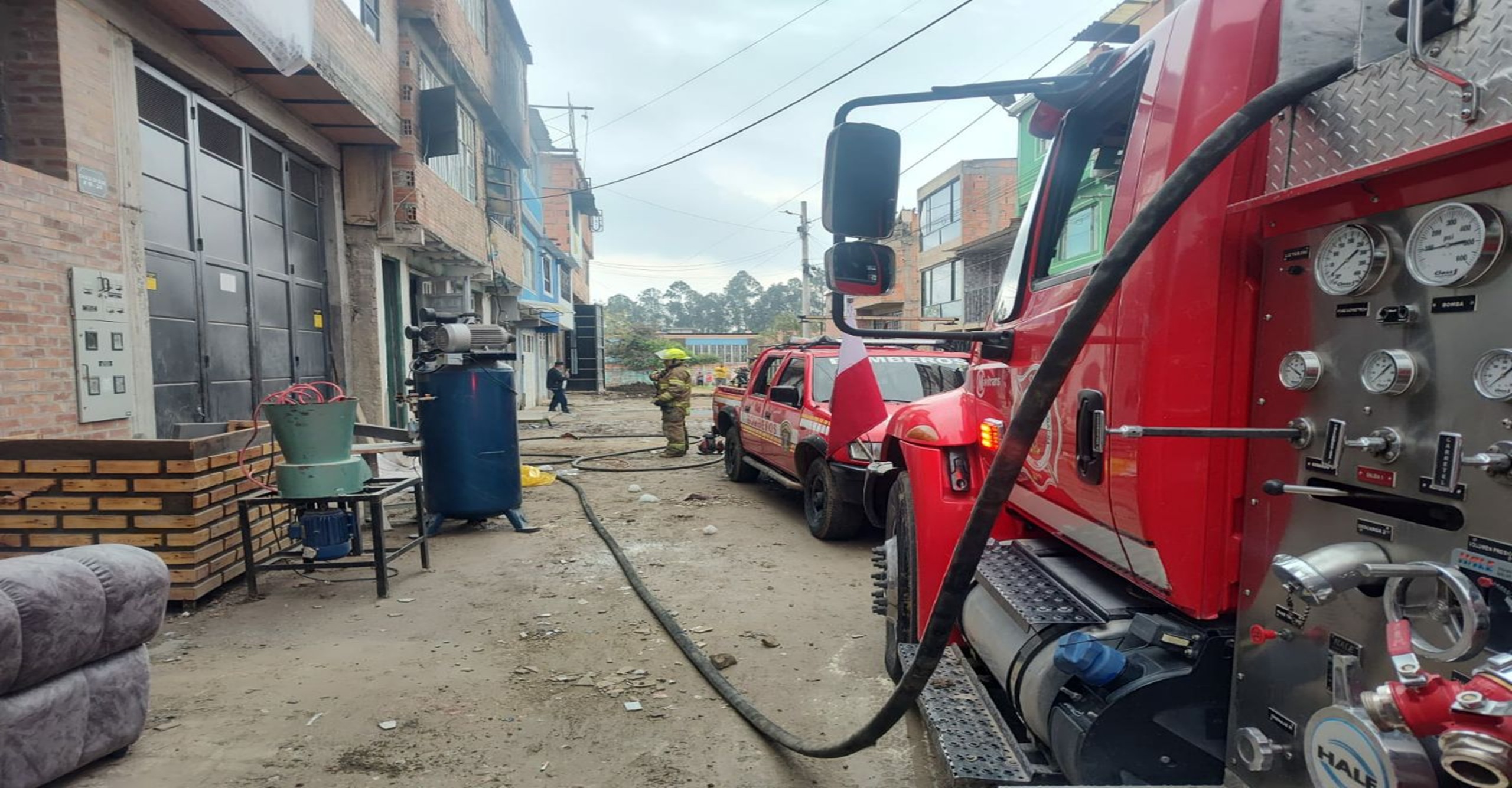 Bomberos de Soacha controlaron incendio estructural en fábrica de muebles del barrio Las Mercedes