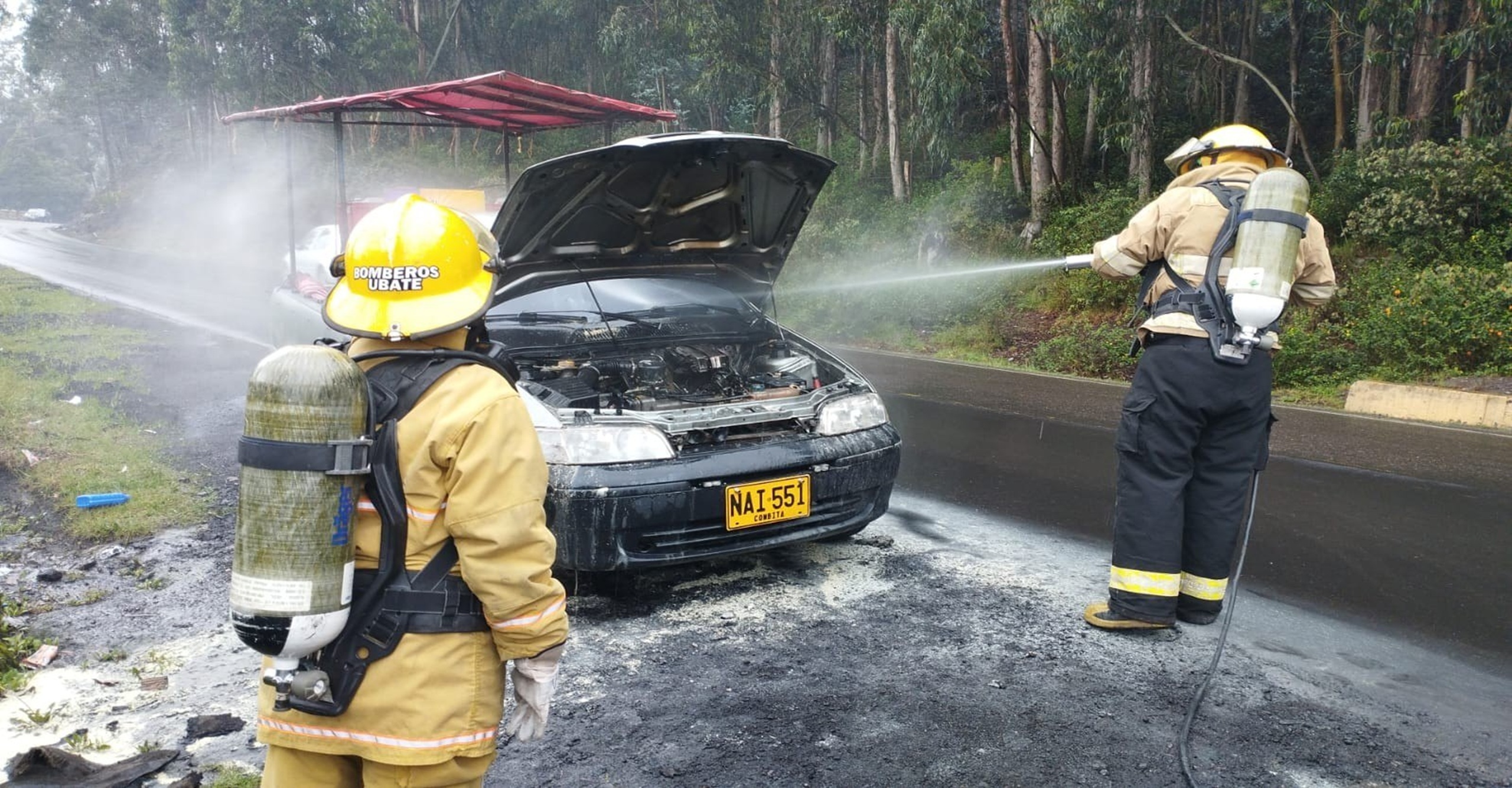 Bomberos de Ubaté y Simijaca Cundinamarca liquidaron incendio vehicular en el municipio de Fúquene