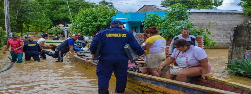 Bombero atendiendo emergencia por inundaciones en Córdoba febrero 2026.