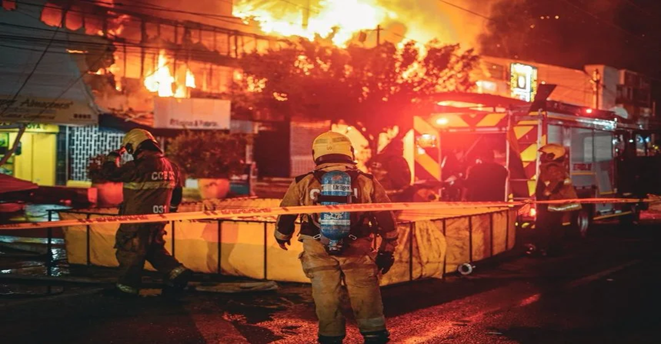 Bomberos oficiales de Cartagena atienden incendio estructural barrio la Concepción centro comercial la plazuela.