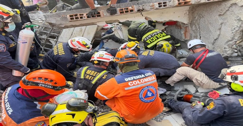 Unidades del Cuerpo Oficial de Bomberos de Pereira, la Defensa Civil Colombiana y la Policía Nacional trabajan de manera articulada entre los escombros para localizar, estabilizar y liberar a la persona atrapada tras el colapso de la edificación en el sector Centro de Pereira.