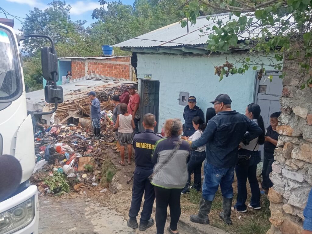 Labores de remoción de escombros y material combustible realizadas con apoyo de maquinaria, tras el incendio